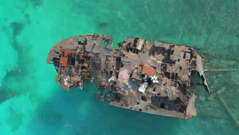 Luftaufnahme-Eines-Schiffswracks-In-Der-Karibik
