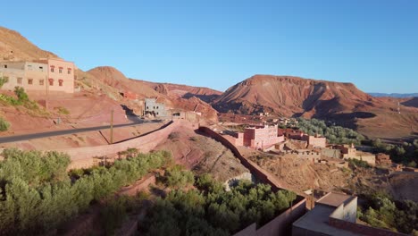 Valle-De-Las-Gargantas-Del-Dades-Con-Edificios-Tradicionales-Locales-Rodeados-De-Montañas-En-Marruecos