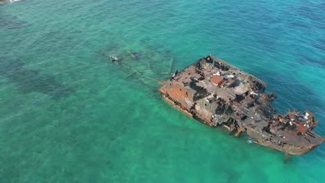 Luftaufnahme-Eines-Schiffswracks-In-Der-Karibik