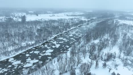 Winterwetter,-Das-Eis-Bildet,-Schwimmt-Auf-Dem-Grand-River
