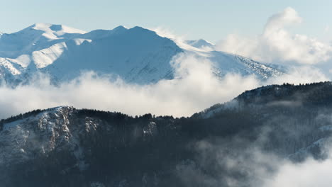 Lapso-De-Tiempo-Montaña-Olimpo-Picos-Picos-Cubiertos-De-Nieve-Nubes-Movimiento-Día-Soleado-Invierno