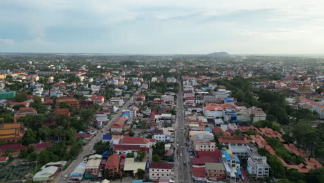 Siem-Reap-Township-Mit-Blick-Auf-Phnom-Krom,-Hochrangige-Drohne