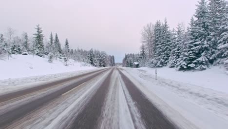 Aufregende-Hochgeschwindigkeitsfahrt-Im-Winter-Auf-Verschneiten,-Vereisten-Stadtstraßen-In-Finnland