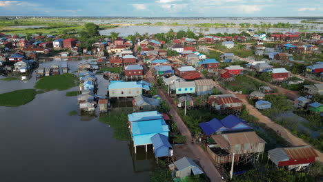 Casas-Construidas-Sobre-Pilotes-Se-Asientan-Sobre-La-Llanura-Aluvial-De-Camboya-En-Phnom-Krom