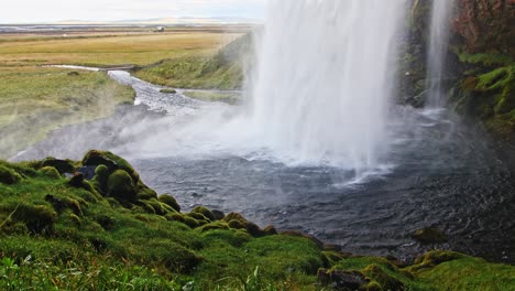 Flujo-De-Seljalandfoss-Una-De-Las-Cascadas-Más-Hermosas-De-Islandia-En-Verano
