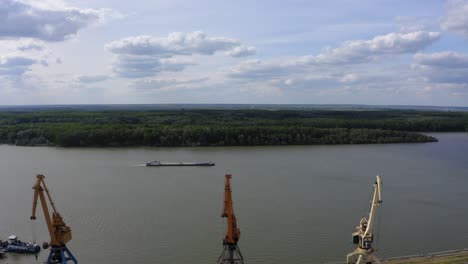 Barco-Navegando-Por-El-Río-Danubio