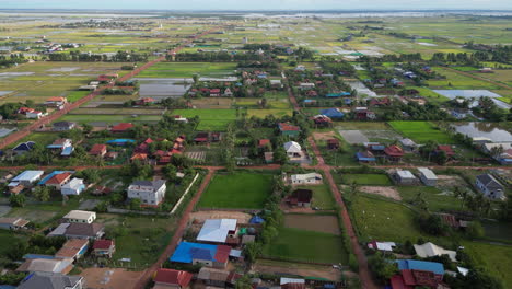 Casas-De-Campo-Repartidas-Por-La-Campiña-Camboyana-Cerca-De-Siem-Reap.
