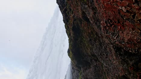 Toma-De-Vista-Alta-De-Seljalandfoss,-Una-De-Las-Cascadas-Más-Hermosas-De-Islandia-En-Verano