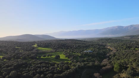 drone-flight-in-a-valley-with-forest-in-the-morning-with-the-mist-entering-between-the-mountains-in-the-background-Icono-de-Validado-por-la-comunidad