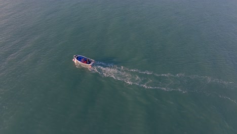 Drohnenfilm-Fischerboot-Auf-Ruhiger-Blauer-See-An-Der-Kupferküste-Waterford,-Irland