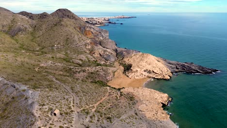 Calblanque-Küste-Luftdrohnen-Aussichtspunkt-Der-Küstenlinie-Der-Berge-Vor-Mediterraner-Meereslandschaft-An-Den-Küsten-Von-Cartagena,-Spanien