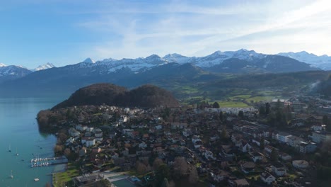 Spiez-Am-Thunersee-Mit-Schweizer-Alpenkulisse,-Klarer-Himmel,-Luftaufnahme