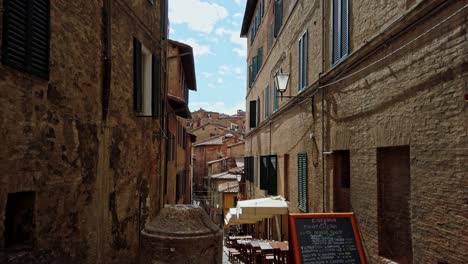 Gasse-Von-Siena,-Eine-Wunderschöne-Stadt-In-Der-Toskana,-Italien-Im-Sommer
