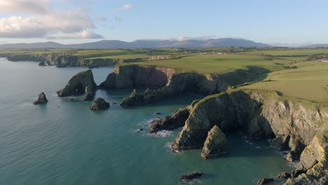 Vuelo-Con-Drones-Sobre-Playas-Secretas-Con-Pilas-De-Mar-Y-Cuevas-Hermosa-Costa-De-Cobre-Waterford-Irlanda-La-Mejor-Naturaleza