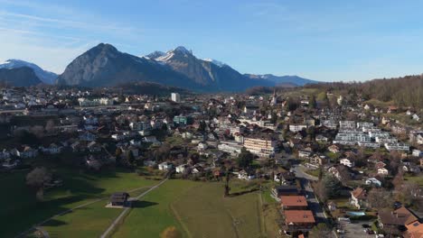 Spiez,-Schweiz-Mit-Schweizer-Alpen-Im-Hintergrund,-Klarer-Himmel,-Tageslicht,-Luftaufnahme