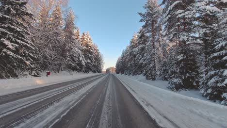 Aufregende,-Schnelle-POV-Winterfahrt-Zur-Arbeit-In-Der-Ländlichen,-Gefrorenen-Landschaft-Finnlands