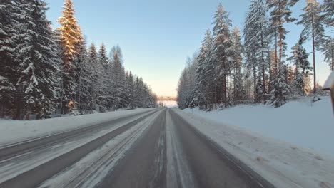 Rasante-Winterfahrt-Im-POV-Modus-Auf-Finnlands-Vereisten-Autobahnen-Und-Der-Gefrorenen-Landschaft