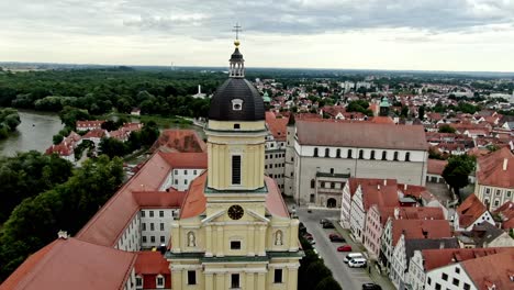 Drohnenaufnahme-Einer-Christlichen-Kirche-In-Neuburg,-Bayern