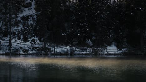La-Cautivadora-Niebla-Sobre-Un-Lago-Sereno-Captura-La-Esencia-De-La-Tranquilidad-Del-Amanecer.