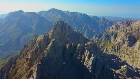 Picos-De-Europa-Alcanza-Nuevas-Alturas-A-Través-De-La-Lente-Del-Dron,-Mostrando-La-Majestuosidad-Alpina-Y-Altitudes-Impresionantes