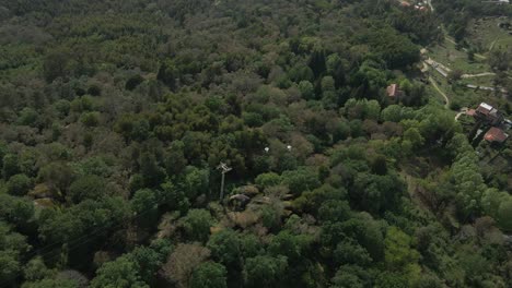 Seilbahn-über-Das-Heiligtum-Von-Penha,-Guimarães,-Portugal---Luftaufnahme