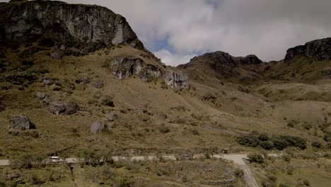 Drone-Sobre-El-Parque-Nacional-Cajas:-Viaje-Ecuatoriano