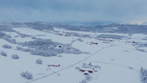 Panoramablick-über-Verschneite-Landschaft-Mit-Hütten-Und-Wäldern-In-Indre-Fosen,-Norwegen-–-Drohnenaufnahme