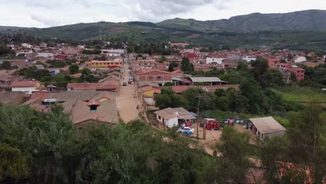 Flyover-dirt-streets-in-charming-Samaipata-pueblo-in-central-Bolivia