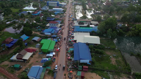 Belebter-Kambodschanischer-Straßenmarkt-Im-Süden-Von-Siem-Reap-Bei-Sonnenuntergang