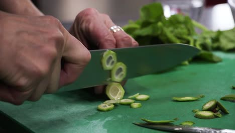 Zucchini-Mit-Einem-Messer-Schneiden