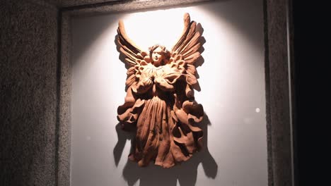 Terrakotta-Engelskulptur-In-Künstlerischer-Beleuchtung