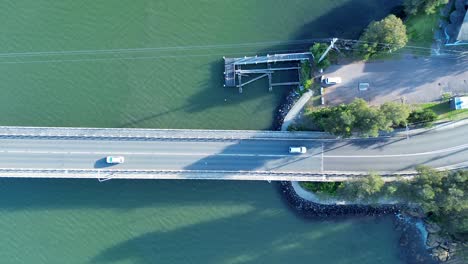 Drohnen-Luftlandschaftsansicht-Von-Autos,-Die-über-Die-Toukley-Brücke-Fahren,-Gorokan-Bootsrampe,-Zentrale-Küste,-Reisen,-Transport,-Australien
