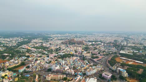 Das-Geschäftige-Stadtbild-Von-Tiruchirappalli-Mit-Dichten-Gebäuden-Und-Straßen-Und-Der-Malaikottai-felsenfestung-Im-Hintergrund