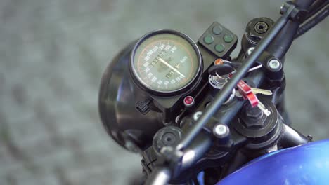 Vintage-Motorrad-Armaturenbrett-Mit-Tachometer-Und-Schlüsseln