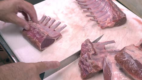 Erstklassiges-Rindfleisch-Wird-Geschnitten-Und-Zum-Kochen-Vorbereitet