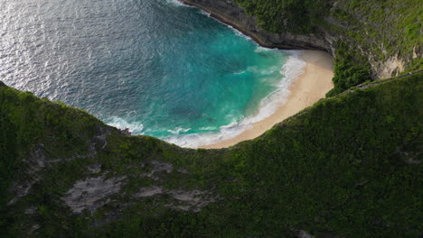 Nusa-Penida-Cliff-Saddle-Beach-Reveal-In-Indonesia
