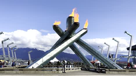 Olympischer-Kessel-Mit-Flammen-In-Vancouver,-BC,-Kanada