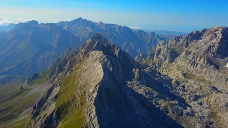 Picos-Allure:-La-Vista-De-Un-Dron-Captura-La-Belleza-Salvaje-De-Los-Gigantes-Montañosos-De-Europa