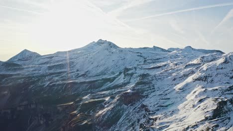 Montañas-Rocosas-Cubiertas-De-Nieve-En-Un-Día-Soleado
