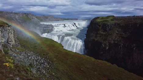 4K-60-Fps-Zeigt-Eine-Aufnahme-Des-Gullfoss,-Einem-Der-Berühmtesten-Wasserfälle-Islands-Im-Sommer