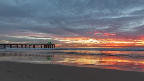 Dramatische-Landschaft-Mit-Sonnenuntergangswolken-über-Dem-Manhattan-Beach-Pier-In-Südkalifornien,-USA