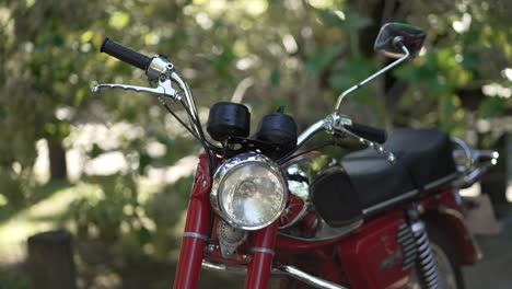 Vista-Frontal-De-La-Motocicleta-Roja-Vintage---Cerrar