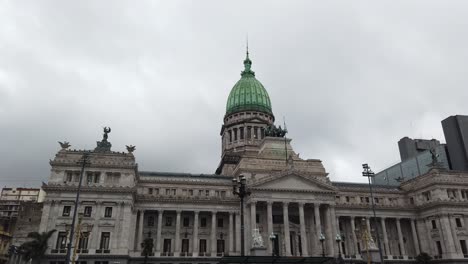 Palacio-Del-Congreso-Nacional-De-Argentina-Visto-Desde-El-Frente-Del-Horizonte-De-La-Ciudad-De-Aves