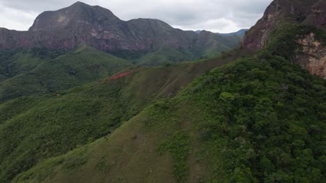 Flyover-of-rugged-mountain-jungle-landscape-in-green-Bolivian-Amazonas