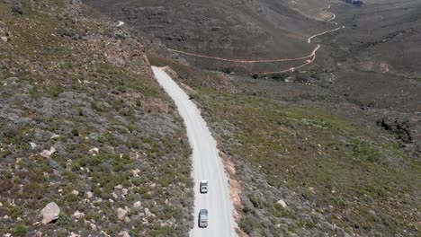 Camioneta-4x4-Conduciendo-Por-Caminos-De-Tierra-En-Pasos-De-Montaña-En-Cederberg-Con-Algunas-Vistas-Panorámicas-Y-Paisajes