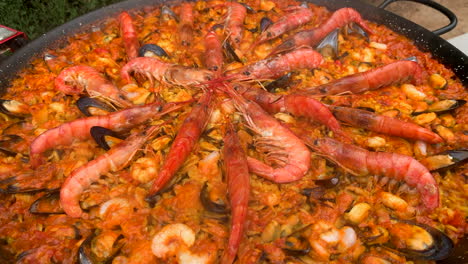 Traditionelle-Meeresfrüchte-Paella-Aus-Spanien,-Die-In-Einer-Großen-Pfanne-Gekocht-Wird