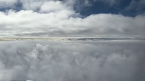 Spektakuläre-Luftaufnahmen-Eines-Verkehrsflugzeugs,-Das-Zwischen-Zwei-Wolkenschichten-Fliegt