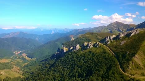 Drohnenblick-Auf-Picos:-Majestätische-Gipfel-Entfalten-Sich,-Die-Erhabenheit-Der-Natur-Kommt-Voll-Zur-Geltung