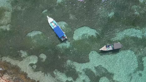 Aerial-Top-View-of-Two-Boats-At-The-Coastline-Of-Caribbean-Sea