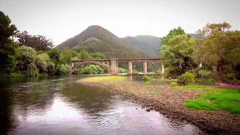 Vuelo-Sobre-El-Rio-Para-Ver-El-Puente